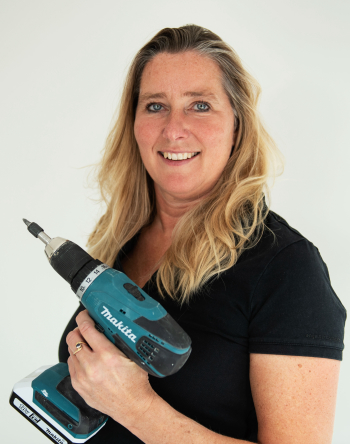 Klusvrouw Monique met Makita boormachine