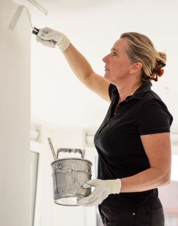 Klusvrouw Monique als schilder